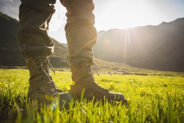 Yaz mevsiminde yüksek irtifada yürüyen bir kadın yürüyüşçü.