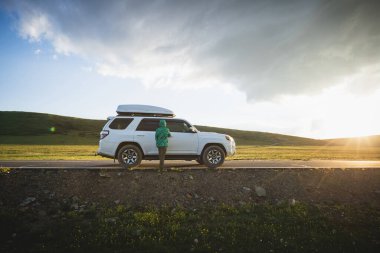 Yüksek rakımlı dağ yolunda araba yolculuğu, Çin