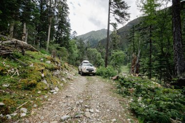 Çin 'in Sichuan eyaletindeki yüksek rakımlı dağlarda off-road araba sürüyorum.