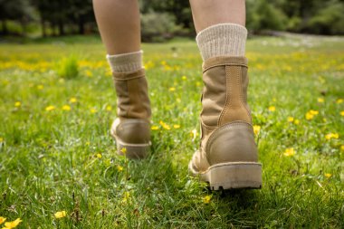 Yüksek irtifada yürüyen kadın bacakları.