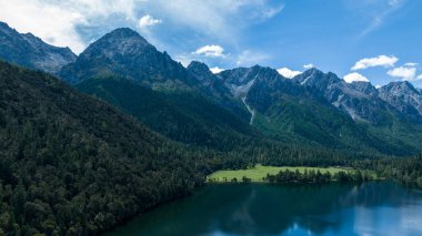 Çin, Sichuan 'daki yüksek irtifa ormanı ve göl manzarasının güzel manzarası.
