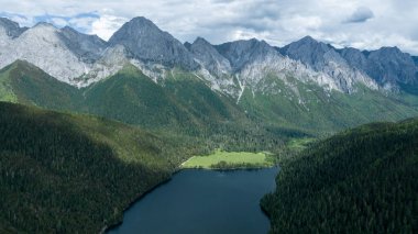 Çin, Sichuan 'daki yüksek irtifa ormanı ve göl manzarasının güzel manzarası.