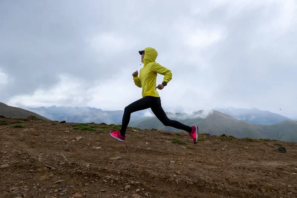 산봉우리를 달리는 여자들 — 스톡 사진
