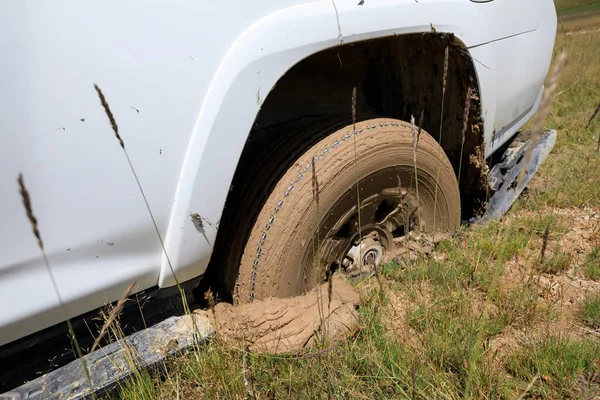 Offroad arabası çamura saplandı.