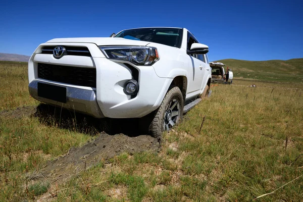 Offroad arabası çamura saplandı.