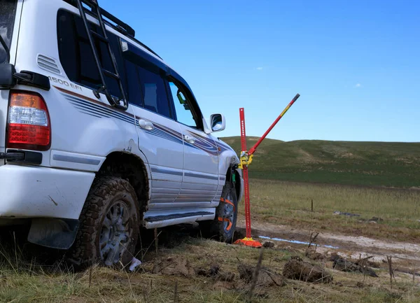 Offroad arabası çamura saplandı.