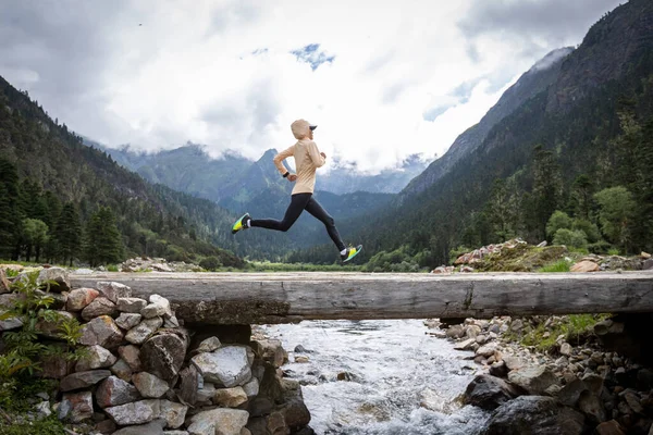 Vrouw Trail Loper Cross Country Hardlopen Hoge Bergen — Stockfoto