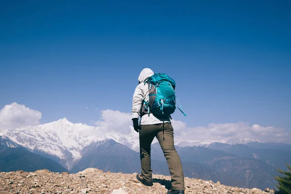 Успішна Жінка Підіймається Вершину Гори Великому Пальці Китай — стокове фото