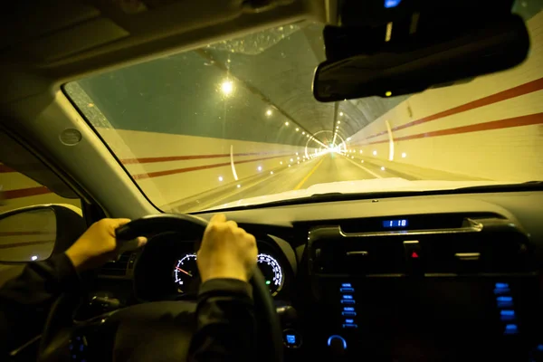 Personnes Conduisant Une Voiture Tunnel — Photo