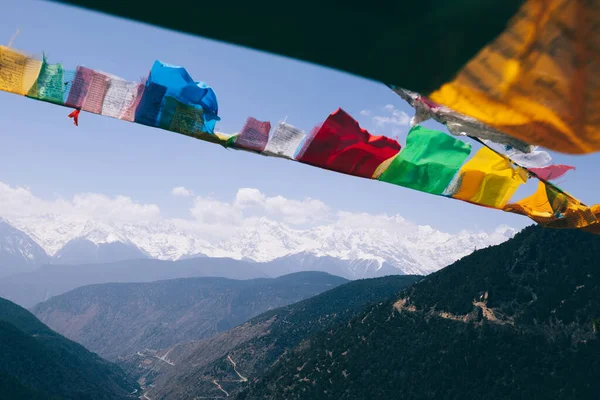 Tybetańskie Flagi Modlitewne Łąkach — Zdjęcie stockowe