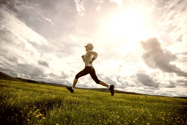 在高原草原上跑步的女赛跑选手 — 图库照片