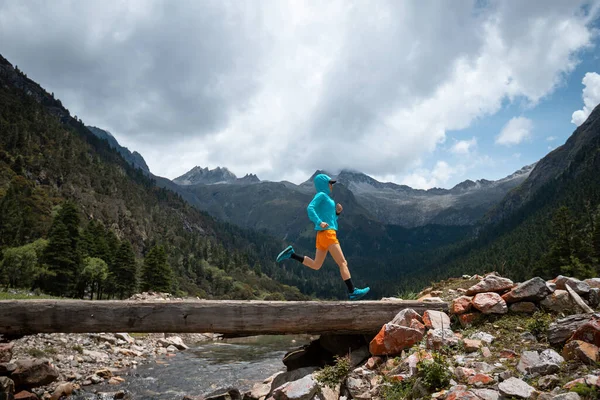 Mujer Trail Runner Cross Country Running Montañas Gran Altitud — Foto de Stock