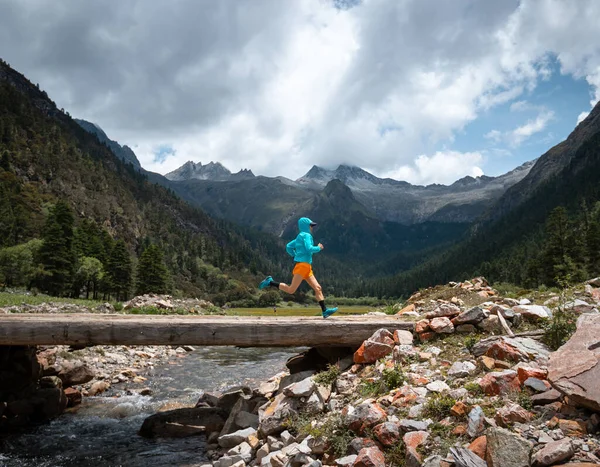 Mujer Trail Runner Cross Country Running Montañas Gran Altitud — Foto de Stock