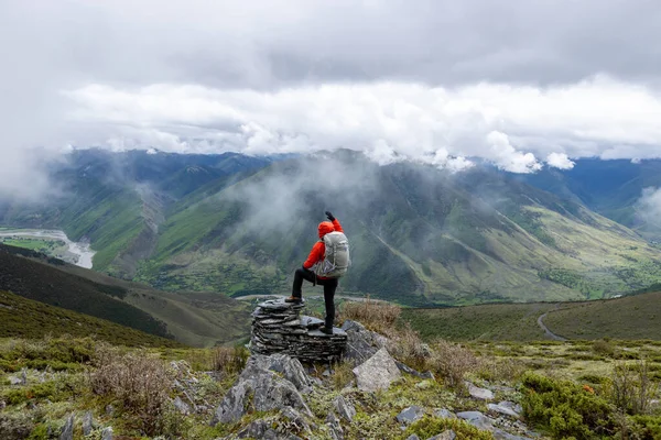 Femme Randonnée Sommet Une Montagne Haute Altitude — Photo