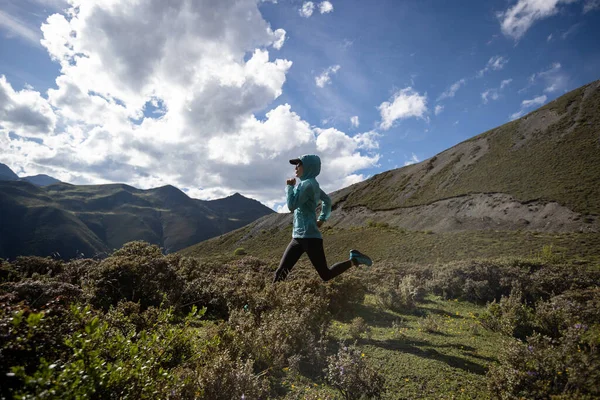 Mujer Trail Runner Cross Country Running High Altitude Mountain Peak — Foto de Stock