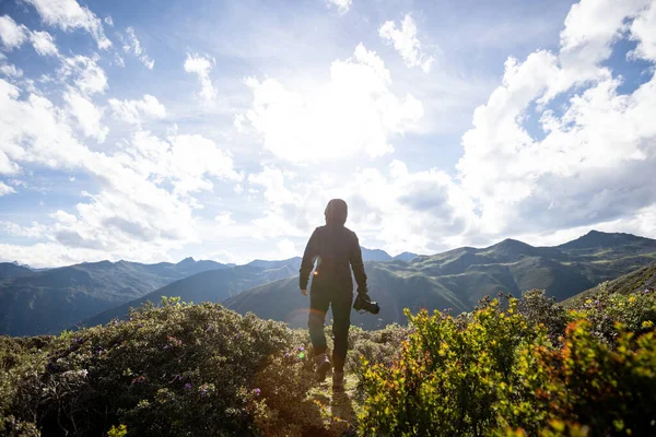 Fotografo Donna Che Cammina Nelle Montagne Alta Quota Estive Cina — Foto Stock