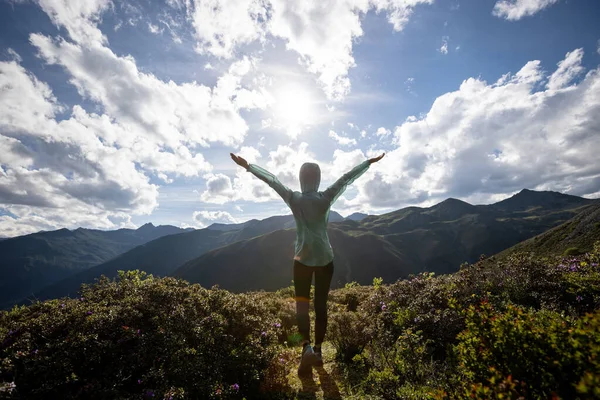 Successful Woman Outstretched Limbs High Altitude Mountain Peak — Stock Photo, Image