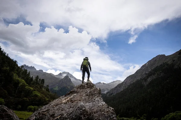 Hiking Woman High Altitude Mountains — Stock Photo, Image