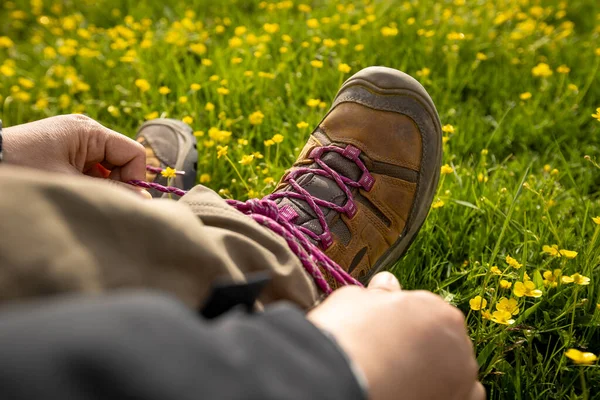 小さな黄色の花で靴ひもを結ぶ — ストック写真