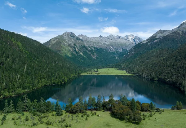 Piękny Widok Dużą Wysokość Lasu Górskiego Krajobraz Jeziora Syczuanie Chiny — Zdjęcie stockowe