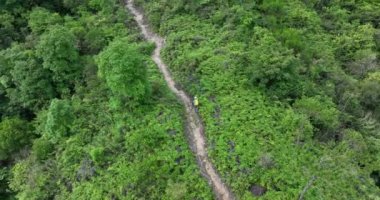 Dağda yürüyen bir kadın yürüyüşçü