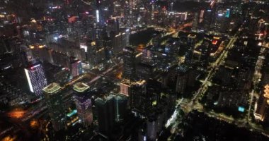 Işıklı Çin şehrinin gece manzarası