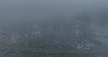 Sisli bir günde Shenzhen şehrindeki modern binaların manzarası.