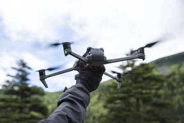 Yükseklerdeki dağlarda uçan dron.