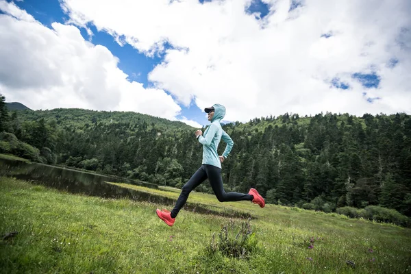 Woman Trail Runner Cross Country Running Beautiful Grassland — Stock Photo, Image