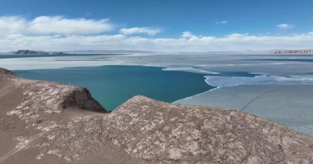 Красивый Вид Озеро Тающим Льдом Поверхности — стоковое видео