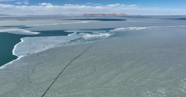 Schöne Aussicht Auf Den See Mit Schmelzendem Eis Der Oberfläche — Stockvideo