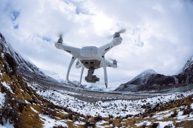 Uçan İHA Tibet, Çin 'deki manzaranın fotoğrafını çekiyor.