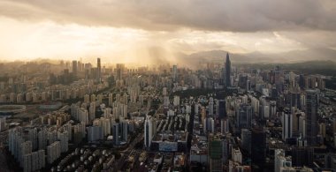 Shenzhen, Çin - 29 Mayıs 2022: Shenzhen şehrindeki Yantian uluslararası konteyner terminalinin hava görüntüsü