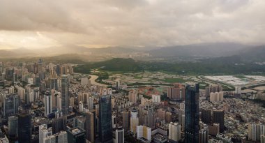 Shenzhen, Çin - 29 Mayıs 2022: Shenzhen şehrindeki Yantian uluslararası konteyner terminalinin hava görüntüsü