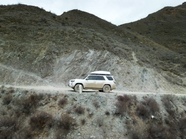 Yüksek rakımlı dağ yolunda araba sürmek, Çin