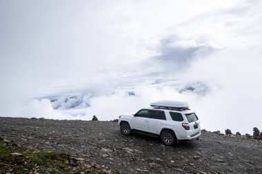 Yüksek rakımlı dağ yolunun tepesindeki off-road vagonu, Çin