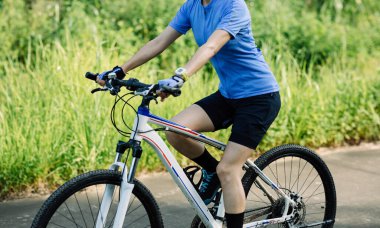 Bahar ormanlarında bisiklet sürmek