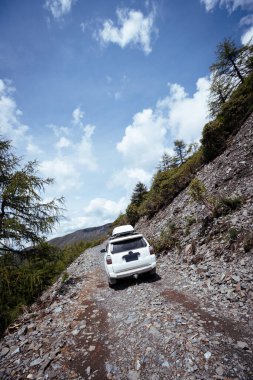 Çin 'in Sichuan eyaletindeki yüksek rakımlı dağlarda off-road araba sürüyorum.