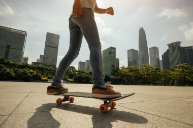 Kaykaycı şehir dışında kaykay yapıyor.