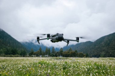 Yükseklerdeki dağlarda uçan dron.