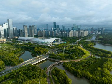 Shenzhen, Çin - Haziran 02 2022: Shenzhen şehrindeki inşaat alanı ve manzaranın havadan görünüşü