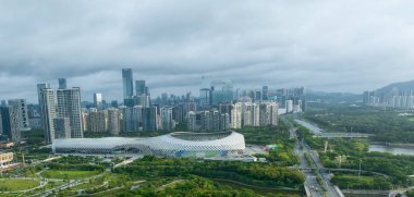 Shenzhen, Çin - Haziran 02 2022: Shenzhen şehrindeki inşaat alanı ve manzaranın havadan görünüşü