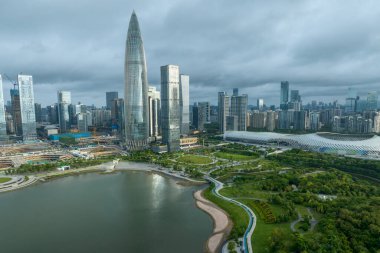 Shenzhen, Çin - Haziran 02 2022: Shenzhen şehrindeki inşaat alanı ve manzaranın havadan görünüşü