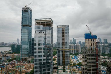 Shenzhen, Çin - Haziran 02 2022: Shenzhen şehrindeki inşaat alanı ve manzaranın havadan görünüşü