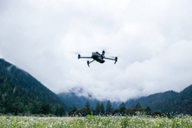 Yükseklerdeki dağlarda uçan dron.
