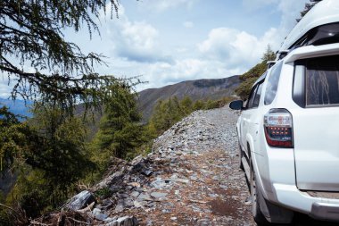 Çin 'in Sichuan eyaletindeki yüksek rakımlı dağlarda off-road araba sürüyorum.