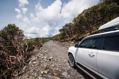 Çin 'in Sichuan eyaletindeki yüksek rakımlı dağlarda off-road araba sürüyorum.