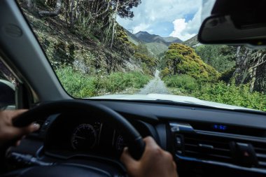 Çin 'in Sichuan eyaletindeki yüksek rakımlı dağlarda off-road araba sürüyorum.