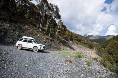 Çin 'in Sichuan eyaletindeki yüksek rakımlı dağlarda off-road araba sürüyorum.