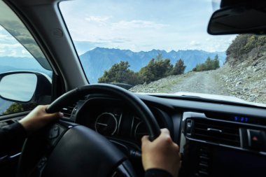 Çin 'in Sichuan eyaletindeki yüksek rakımlı dağlarda off-road araba sürüyorum.